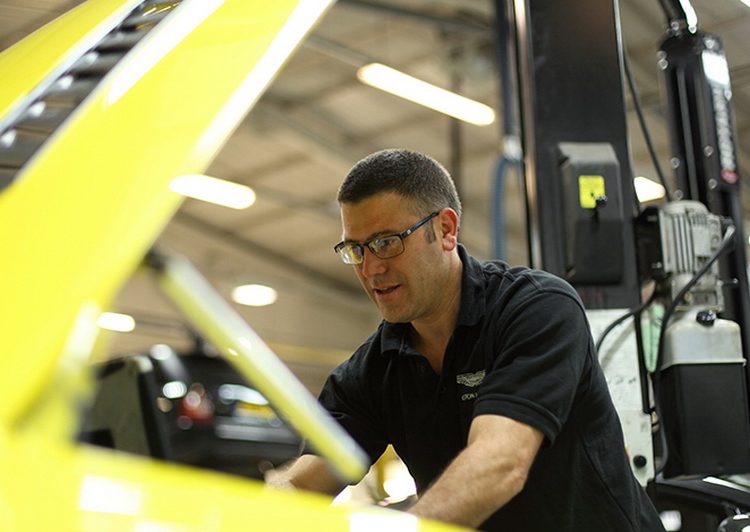 Chuyên gia kỹ thuật Aston Martin toàn cầu kiểm tra và tư vấn xe Aston Martin tại Việt Nam 1