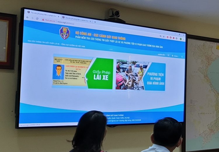 Từ 1-6, CSGT áp dụng phần mềm tra cứu thông tin giấy phép lái xe trên toàn quốc