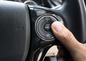 Những lưu ý khi sử dụng hệ thống điều khiển hành trình Cruise Control - 1