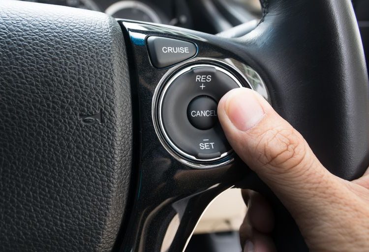 Những lưu ý khi sử dụng hệ thống điều khiển hành trình Cruise Control - 1