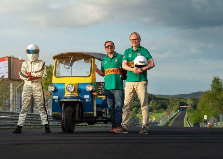 Hơn 30 phút để “siêu xe” Tuk-Tuk hoàn thành một vòng đua Nurburgring - 01