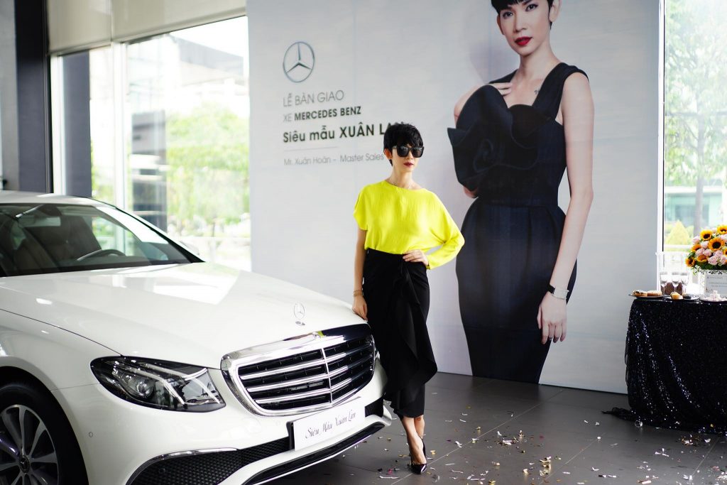 Siêu mẫu Xuân Lan tậu xe Mercedes-Benz E200 hơn 2 tỷ đồng - 01