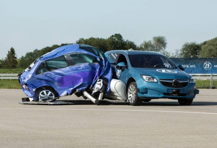 Túi khí bên ngoài xe hơi giúp bảo vệ xe và hành khách khi va chạm 4