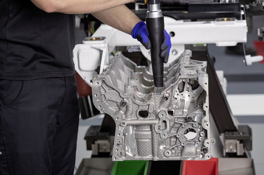 Động cơ bốn xi lanh tăng áp mới của Mercedes-AMG có công suất 382 mã lực ở dòng A45 và 415 mã lực ở dòng A45 S - 11