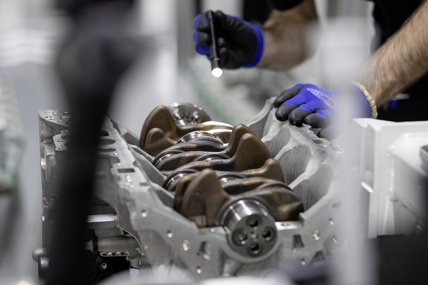 Động cơ bốn xi lanh tăng áp mới của Mercedes-AMG có công suất 382 mã lực ở dòng A45 và 415 mã lực ở dòng A45 S - 9