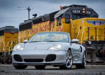 Porsche 911 Turbo S với hộp số sàn 6 cấp - 1