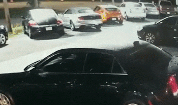 Người đàn ông đã từ trên trời rơi xuống chiếc Chrysler của đại lý xe hơi