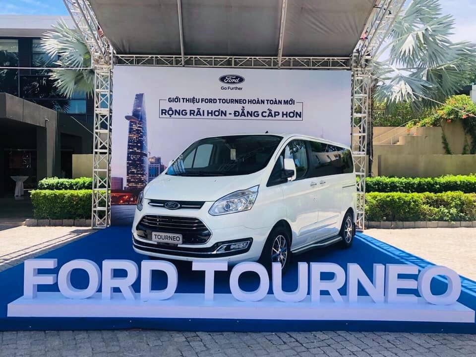 Hình ảnh thực tế mẫu xe MPV 7 chỗ Ford Tourneo sắp bán ra ở Việt Nam - 0