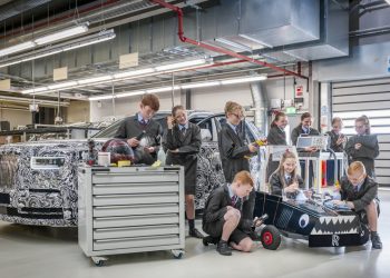 Rolls-Royce Motor Cars hỗ trợ cuộc đua xe chạy điện dành cho học sinh tiểu học tại Anh