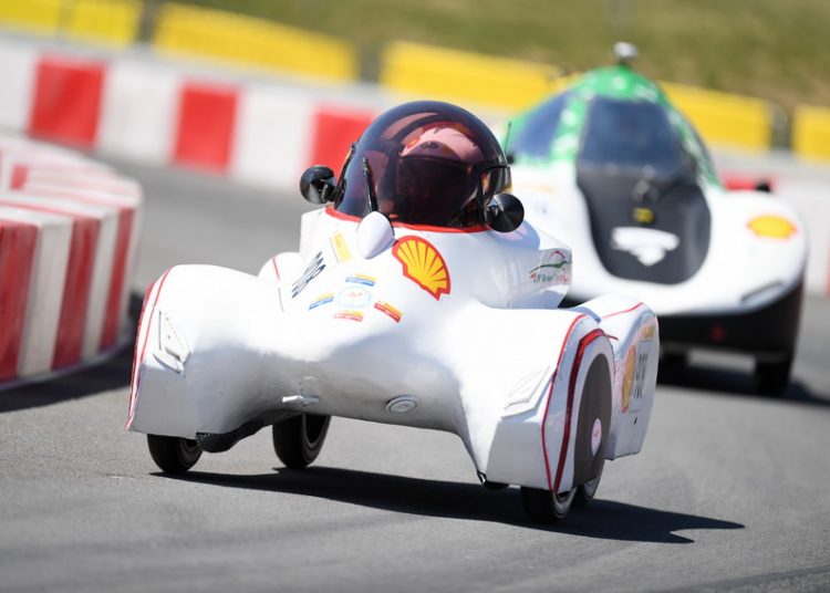 Đội đua LH-EST (ĐH Lạc Hồng) tham gia Shell Eco-marathon châu Âu với thành tích 185km/kwh - 2