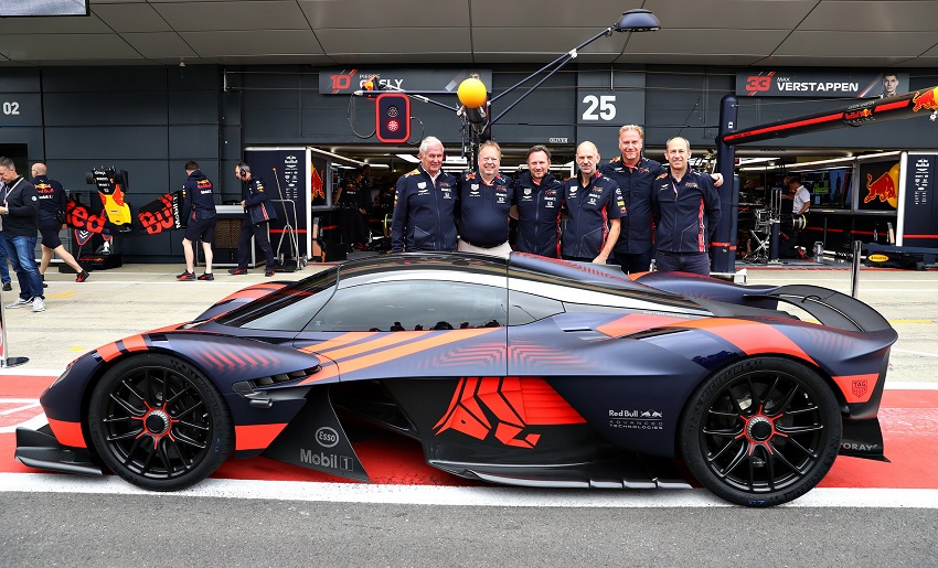 Siêu xe Aston Martin Valkyrie thể hiện sức mạnh tại Silverstone - 1