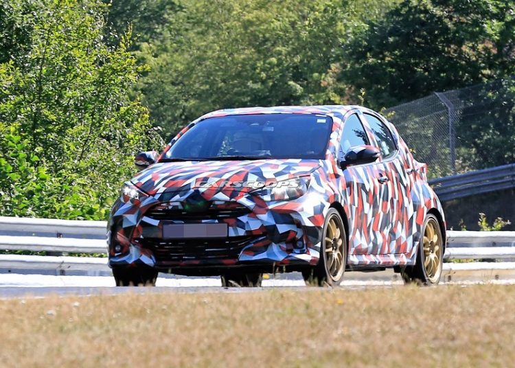 Lộ diện Toyota Yaris 2020 phiên bản GR và Hybrid ẩn mình sau lớp ngụy trang - 1