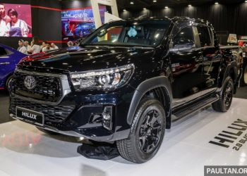 Toyota Hilux phiên bản Black Edition vừa ra mắt, giá bán 776,53 triệu đồng - 1