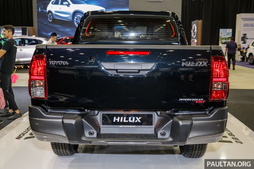 Toyota Hilux phiên bản Black Edition vừa ra mắt, giá bán 776,53 triệu đồng - 5