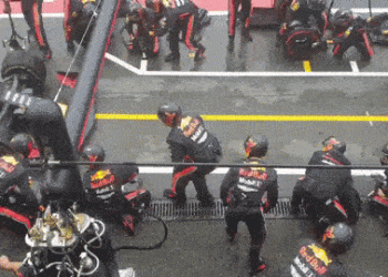 Kỷ lục thay 4 lốp xe đua F1 chỉ mất 1,88 giây, đội đua Aston Martin Red Bull Racing lập kỷ lục mới