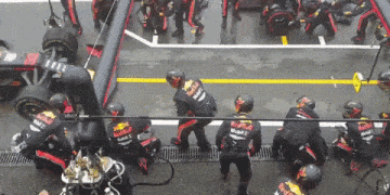 Kỷ lục thay 4 lốp xe đua F1 chỉ mất 1,88 giây, đội đua Aston Martin Red Bull Racing lập kỷ lục mới