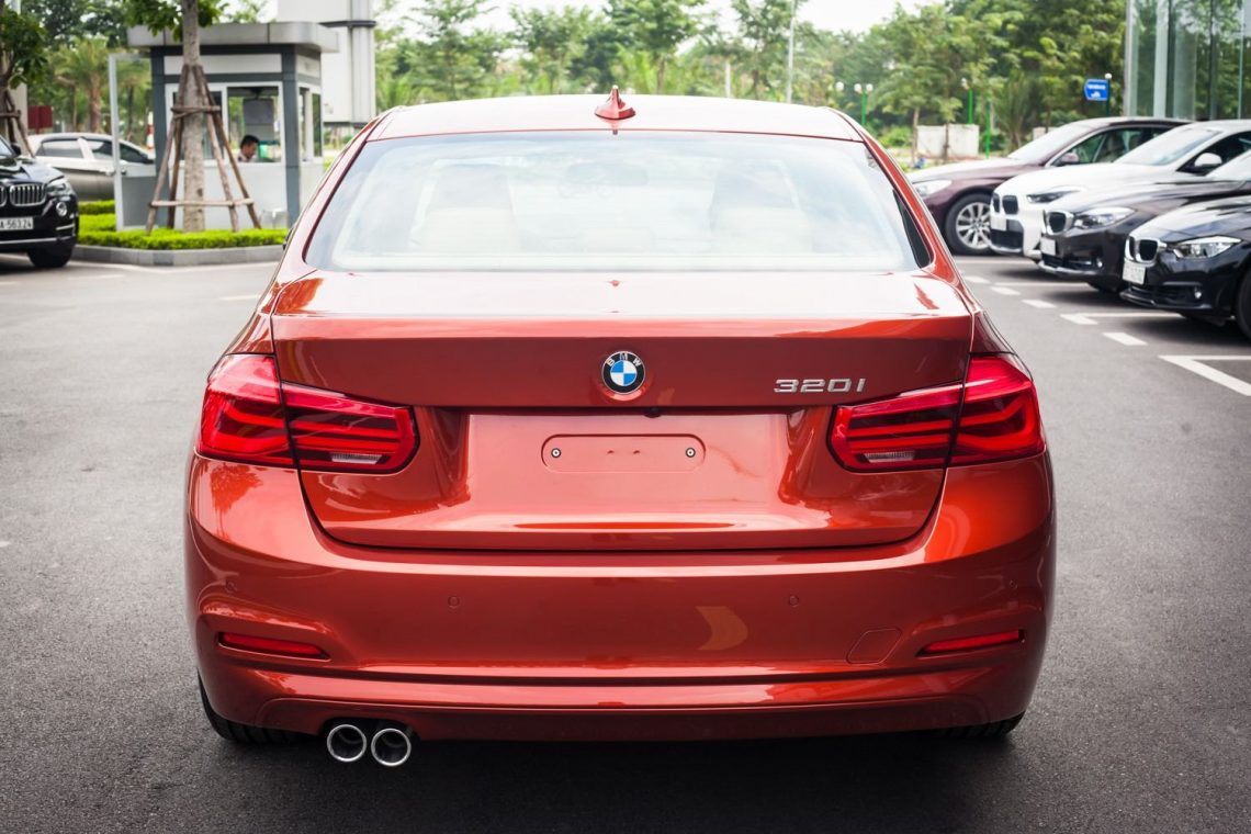 Xả hàng BMW 320i thế hệ cũ giảm giá lên đến 275 triệu đồng tại Việt Nam