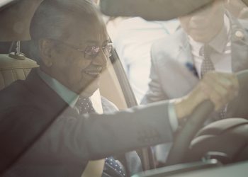 Hình ảnh Thủ tướng Malaysia lái thử xe VinFast Lux SA 2.0 tại Hà Nội - 1