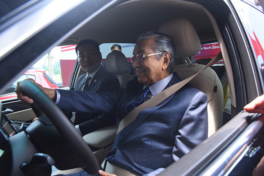 Hình ảnh Thủ tướng Malaysia lái thử xe VinFast Lux SA 2.0 tại Hà Nội - 7