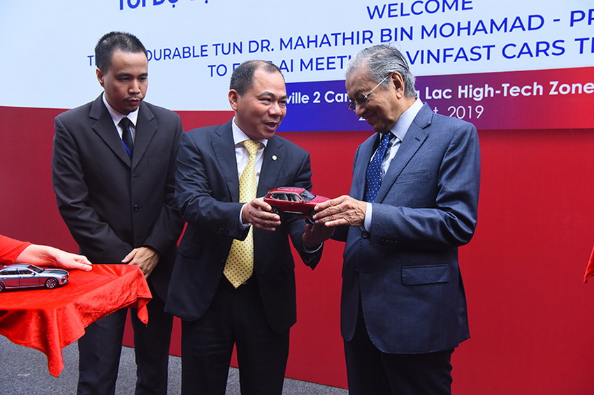 Hình ảnh Thủ tướng Malaysia lái thử xe VinFast Lux SA 2.0 tại Hà Nội - 6