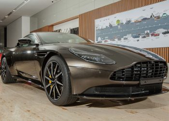 Cận cảnh Aston Martin DB11 V8 màu vàng đồng Kopi Bronze độc nhất Việt Nam -03