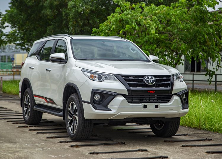Toyota Việt Nam công bố mức giá bán lẻ mới cho mẫu xe Hilux và Fortuner TRD 2019
