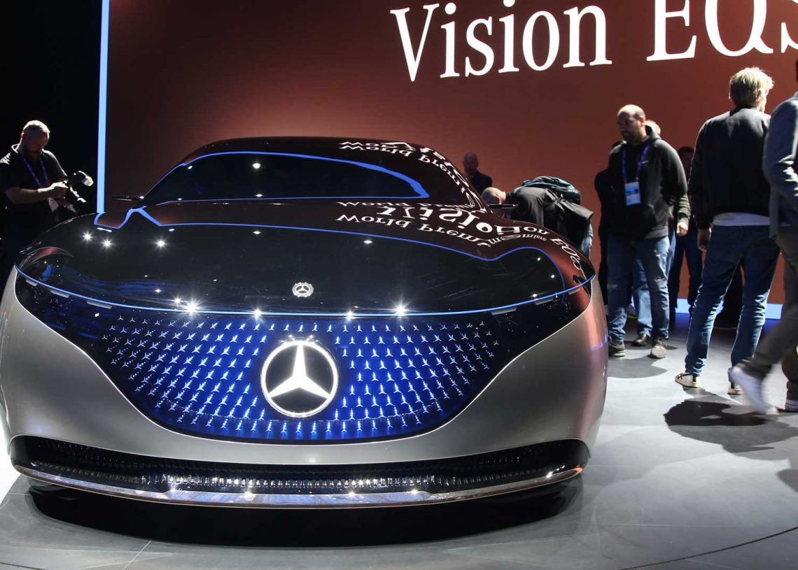 Mercedes tung concept xe điện Vision EQS thắp sáng màn đêm ở Frankfurt