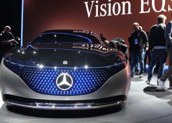 Mercedes tung concept xe điện Vision EQS thắp sáng màn đêm ở Frankfurt