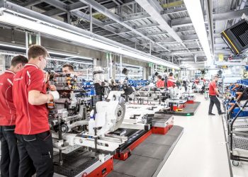 Porsche xây dựng nhà máy sản xuất dòng xe thể thao thuần điện Taycan - 1