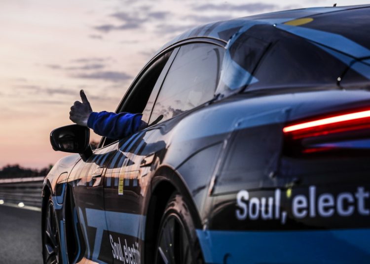 Video mẫu xe điện Porsche Taycan