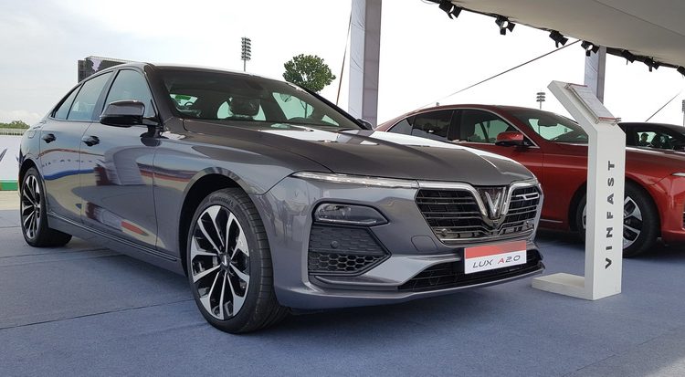 Từ ngày 1-11-2019, VinFast điều chỉnh tăng giá bán dòng xe Lux SA2.0 và Lux A2.0