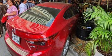 Ôtô lao vào quán cà phê ở TP.HCM, 2 người bị thương - 1