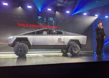 Tesla ra mắt siêu xe bán tải Cybertruck chạy điện, pin chạy 800km, giá khởi điểm 39.900 USD