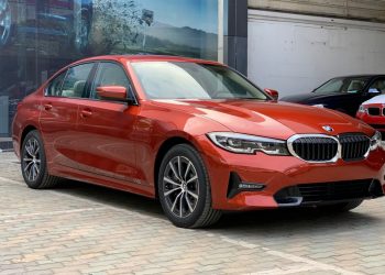 BMW 330i Sport-Line giá rẻ hơn 200 triệu khi về Việt Nam - 01