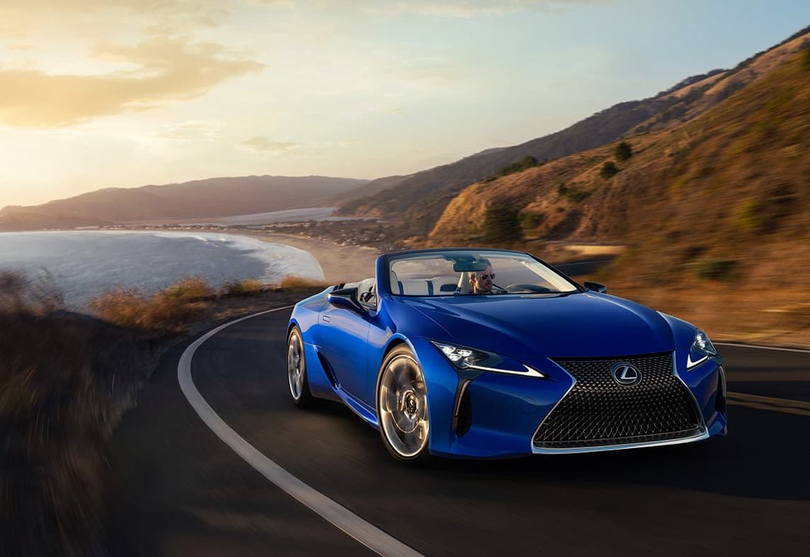 Lexus ra mắt mẫu xe điện đầu tiên UX300e vận hành liên tục trong 400km