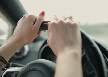 Những điều cần lưu ý với phụ nữ khi lái ôtô