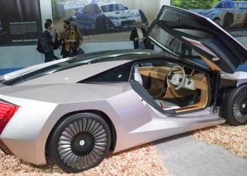 Nhật Bản ra mắt xe ôtô làm từ gỗ trông không khác gì siêu xe