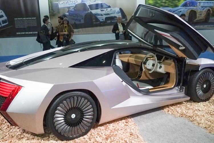 Nhật Bản ra mắt xe ôtô làm từ gỗ trông không khác gì siêu xe