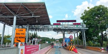 Từ ngày 11-11-2019, phạt nặng xe không dán thẻ đi vào làn thu phí không dừng