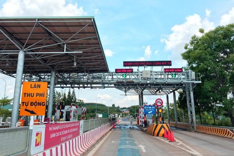 Từ ngày 11-11-2019, phạt nặng xe không dán thẻ đi vào làn thu phí không dừng