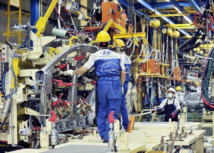 Tỷ lệ nội địa hóa cực thấp kéo giảm cạnh tranh ô tô Việt