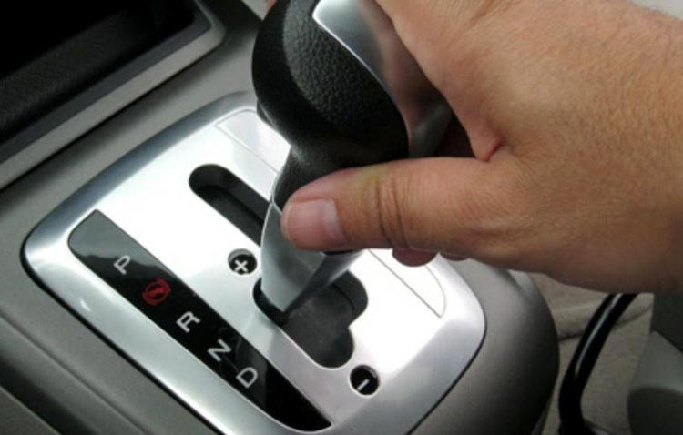 Ô tô dừng đèn đỏ nên về số nào để tiết kiệm nhiên liệu?