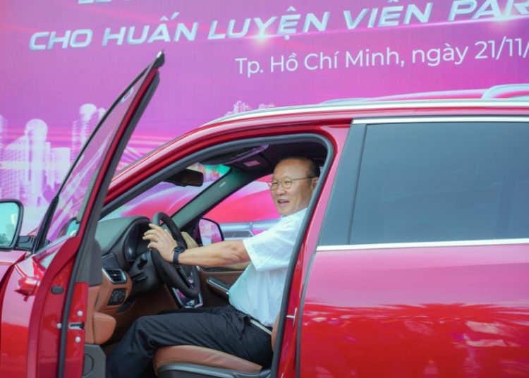 VinFast tặng xe Lux SA2.0 phiên bản cao cấp cho HLV Park Hang-Seo