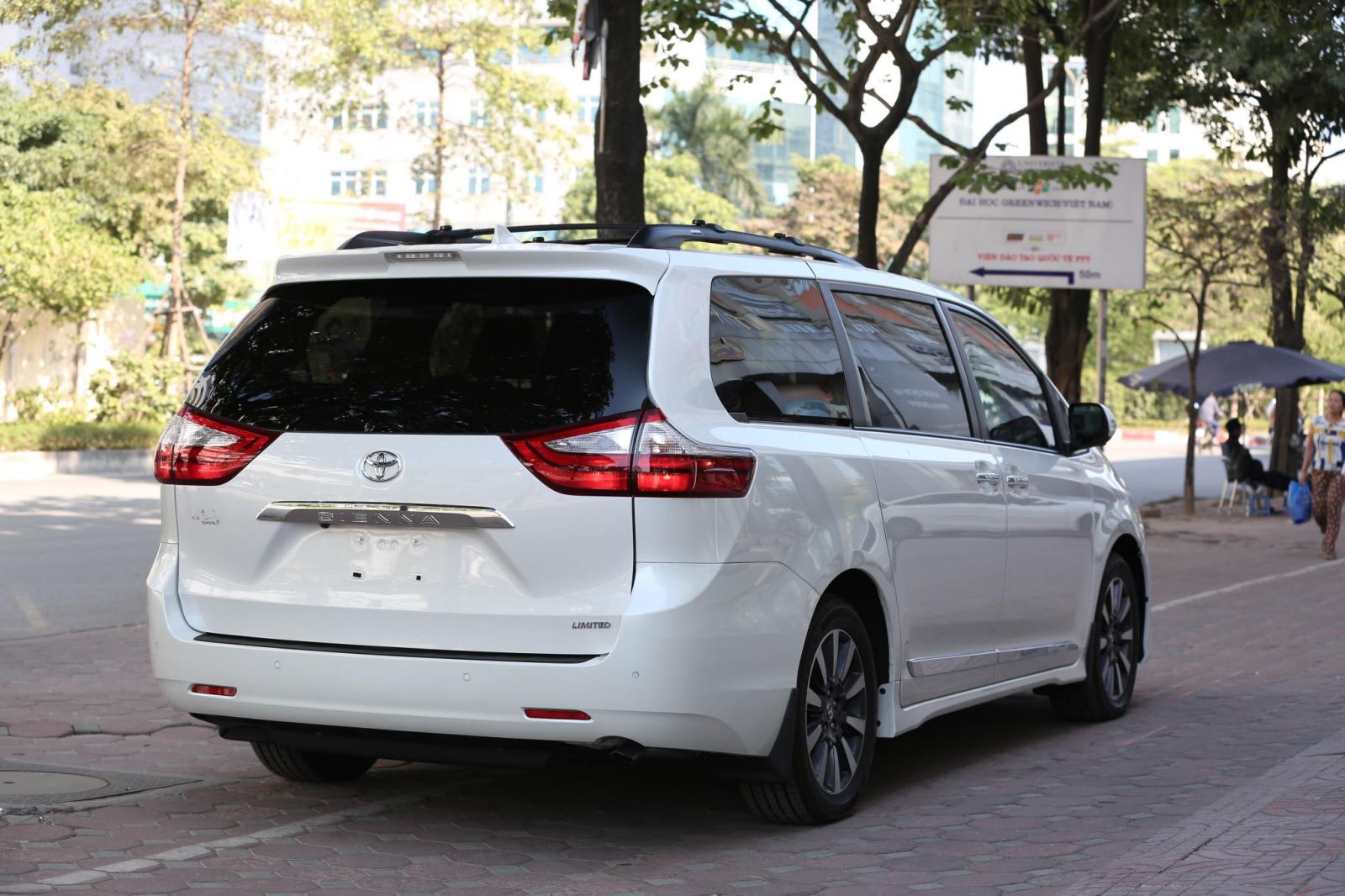 Cận ảnh chiếc Toyota Sienna Limited 2019 nhập Mỹ về Việt Nam - 5