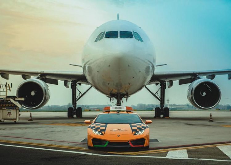 Hình ảnh chiếc Lamborghini Huracán RWD Follow-Me kéo chiếc máy bay khổng lồ tại sân bay Bologna, Ý