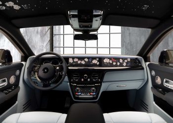 Chiêm ngưỡng chiếc Rolls-Royce Phantom phiên bản Hoa hồng với hơn 1 triệu mũi thêu