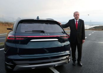 [Video] Tổng thống Erdogan lái thử ôtô điện đầu tiên của Thổ Nhĩ Kỳ