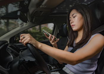 Những sao nhãng cấm kỵ khi lái xe ôtô