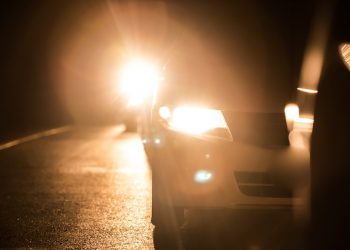 Tăng mức phạt tới 1 triệu đồng với ô tô dùng đèn pha trong đô thị