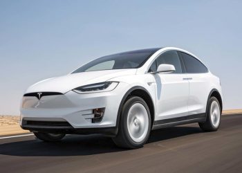 Xe Tesla tự tăng tốc, 23 người bị thương tại Mỹ
